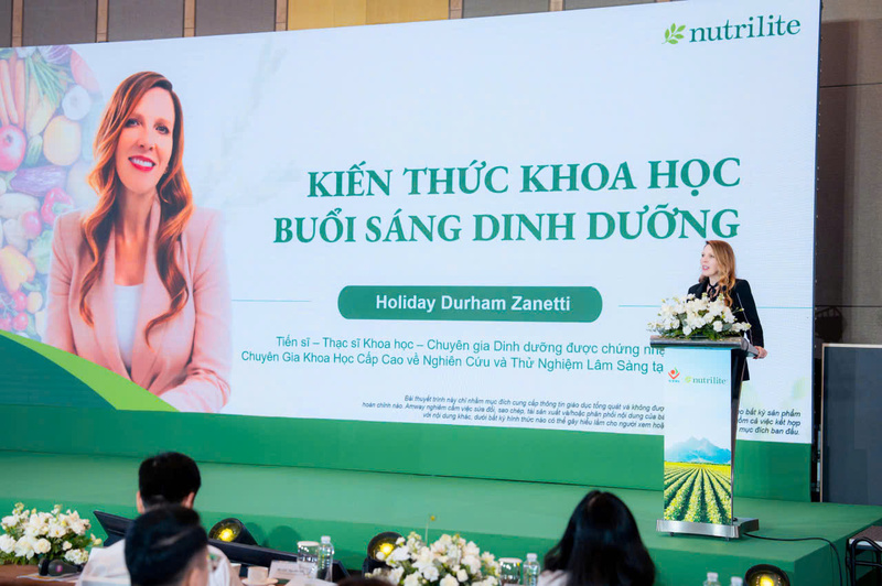 Tiến sĩ Holiday Dhuram Zanetti - Chuyên gia khoa học cấp cao về Nghiên Cứu và Thử Nghiệm Lâm Sàng - Viện Sức Khoẻ Nutrilite có phần tham luận tại hội thảo