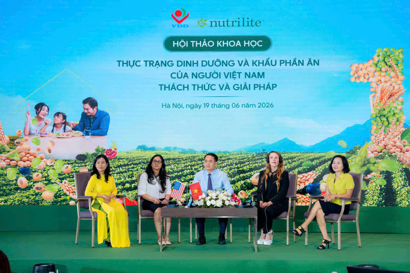 Phiên thảo luận với phần tham gia của các báo cáo viên của Viện Dinh dưỡng quốc gia và Viện sức khỏe Nutrilite