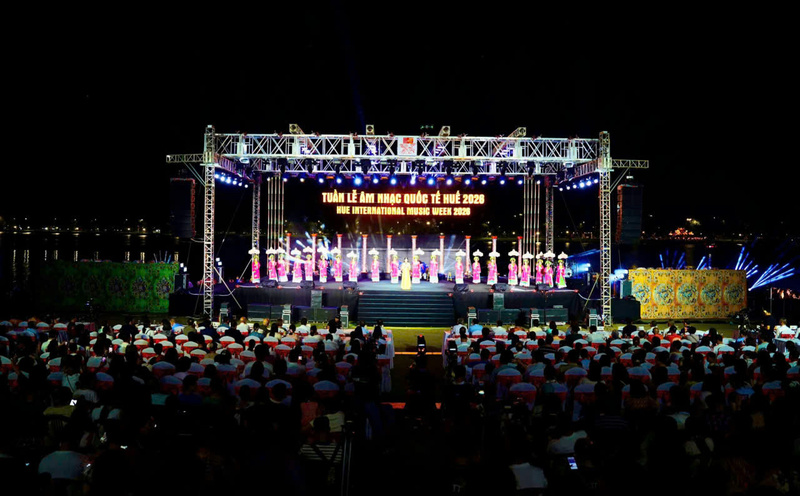 Nhiều hoạt động văn hoá, nghệ thuật, du lịch... được diễn ra suốt bốn mùa trong năm đã thu hút du khách trong và ngoài nước đến với Huế ngày càng nhiều hơn. Ảnh: Nguyễn Tuấn