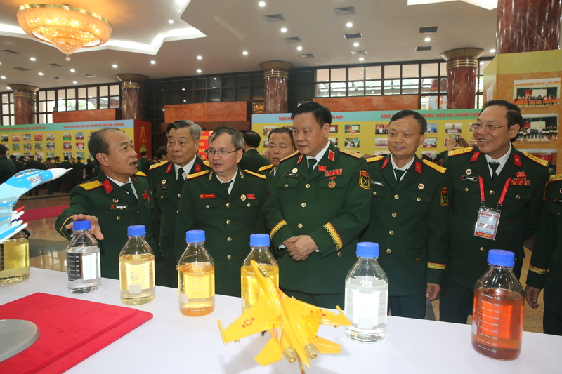Đoàn Đại biểu Hội CCB Petrovietnam tại gian hàng trưng bày của BSR. Ảnh: BSR