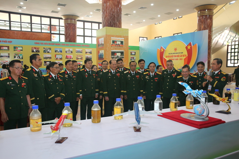 Đoàn đại biểu Trung ương Hội Cựu chiến binh Việt Nam thăm gian hàng BSR. Ảnh: BSR