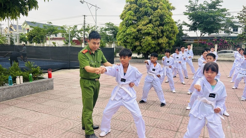 Các em học sinh hào hứng tham gia các buổi tập Taekwondo dưới sự hướng dẫn của huấn luyện viên và cán bộ Công an xã An Nông. Ảnh: Công an Thanh Hóa