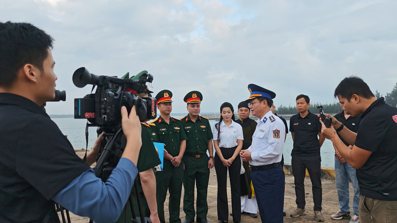 Các cơ quan thông tấn báo chí đưa tin, bài, phóng sự tại Bộ Tư lệnh Vùng Cảnh sát biển 2. Ảnh: Nam Trung