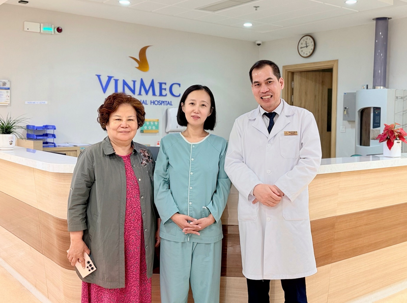 Nữ du khách hồi phục tích cực trong niềm vui của bác sĩ và gia đình.