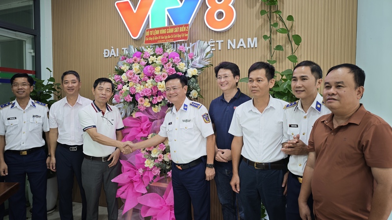 Bộ Tư lệnh Vùng Cảnh sát biển 2 thăm, chúc mừng các cơ quan thông tấn báo chí nhân ngày Báo chí Cách mạng Việt Nam. Ảnh: Nam Trung