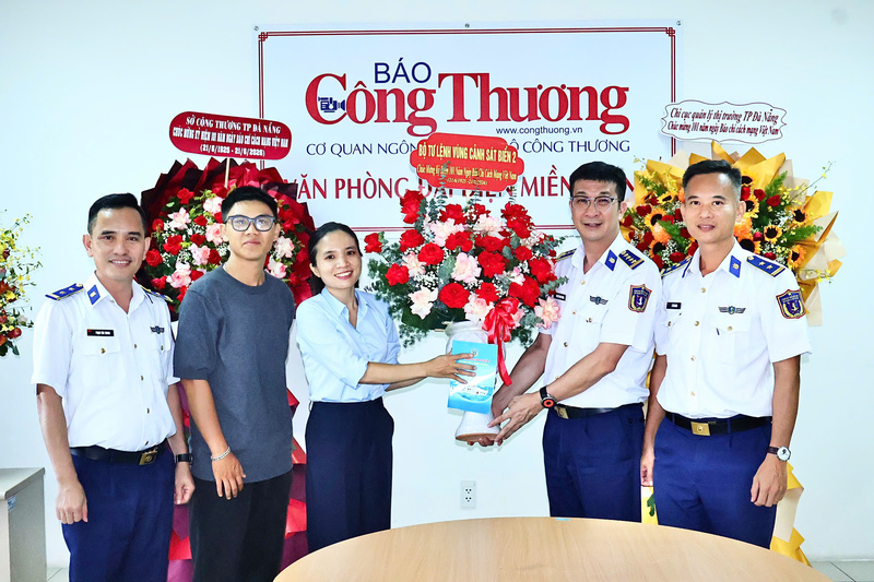 Bộ Tư lệnh Vùng Cảnh sát biển 2 chúc mừng Văn phòng đại diện Báo Công Thương tại miền Trung.