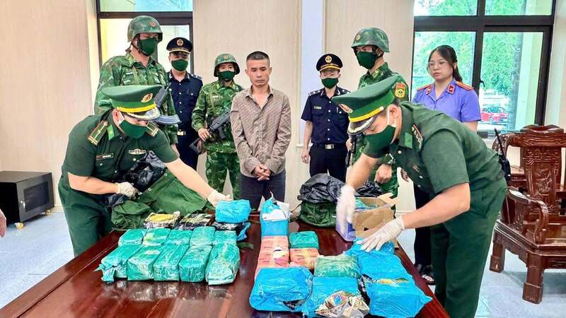 Phạm Xuân Thanh cùng tang vật bị bắt giữ. Ảnh: BĐBP Hà Tĩnh