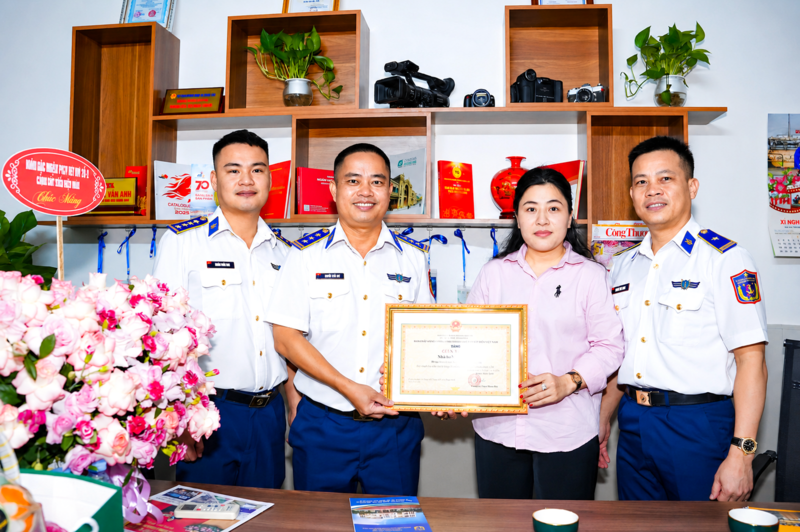 Lãnh đạo Đoàn đặc nhiệm Phòng chống tội phạm ma tuý số 2 chúc mừng và trao giấy khen cho phóng viên Báo Công Thương tại Nghệ An. Ảnh: Hoàng Long