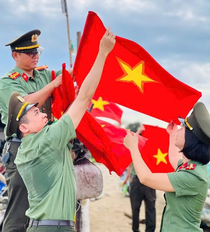 Phòng Tham mưu Công an tỉnh Thanh Hóa đồng hành cùng du khách, giữ bình yên biển Hải Tiến. Ảnh: Công an Thanh Hóa