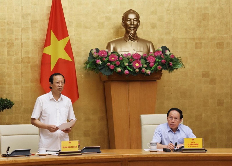 Thứ trưởng Bộ Giáo dục và Đào tạo Phạm Ngọc Thưởng báo cáo - Ảnh: VGP/Thu Sa
