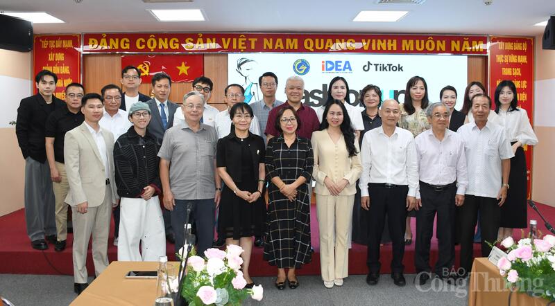 Lãnh đạo Cục Thương mại điện tử và Kinh tế số và các đại biểu tham dự sự kiện. Ảnh: Thanh Minh.