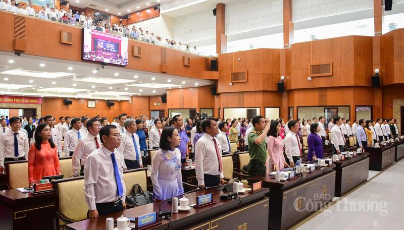 Các đại biểu thực hiện nghi thức chào cờ tại buổi khai mạc kỳ họp thứ 3.