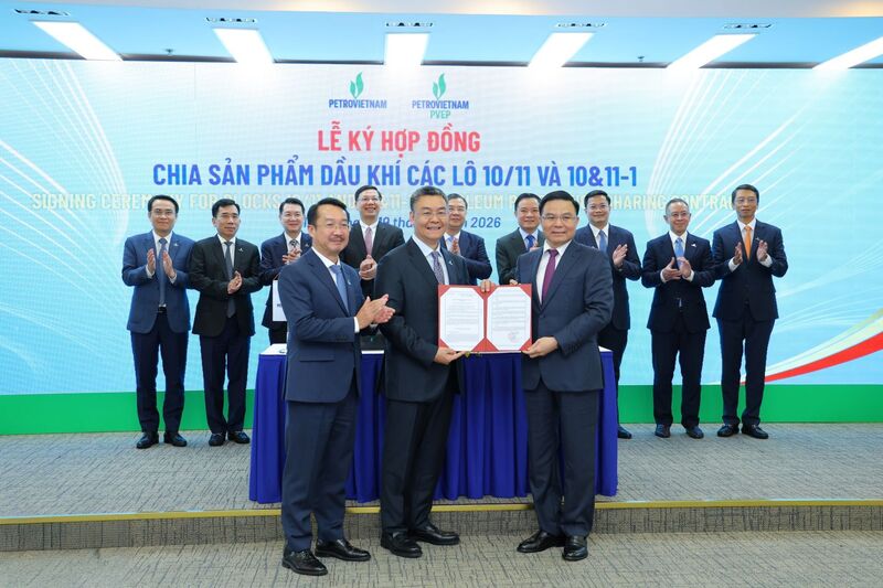 Bộ trưởng Bộ Công Thương Lê Mạnh Hùng trao giấy chứng nhận đầu tư PSC Lô 10/11 và Lô 10&11-1 cho Tổng giám đốc Petrovietnam Lê Mạnh Cường và Tổng Giám đốc PVEP Nguyễn Thiện Bảo