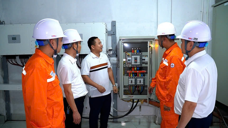 Điện lực Lào Cai triển khai nhiều giải pháp và đẩy mạnh tuyên truyền đến khách hàng về việc sử dụng điện an toàn, hiệu quả và tiết kiệm.