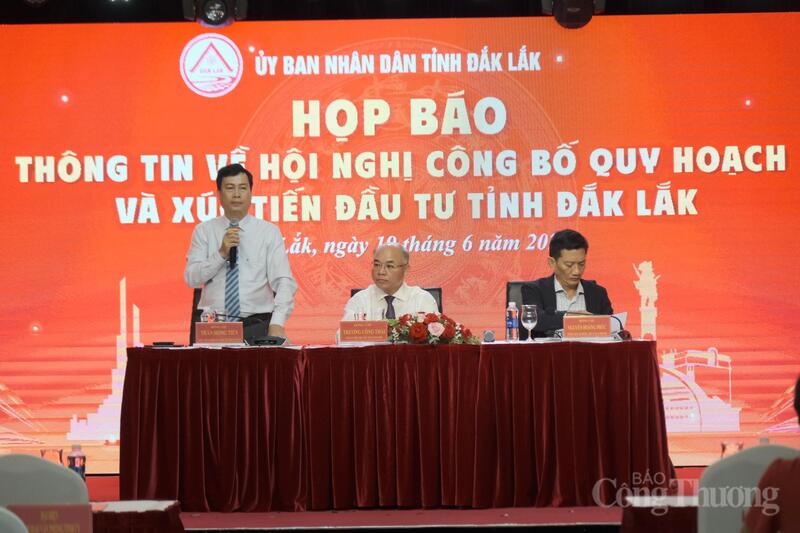 Ông Trần Hồng Tiến, Giám đốc Sở Văn hóa, Thể thao và Du lịch tỉnh Đắk Lắk phát biểu tại buổi họp báo. Ảnh: Lê Sơn