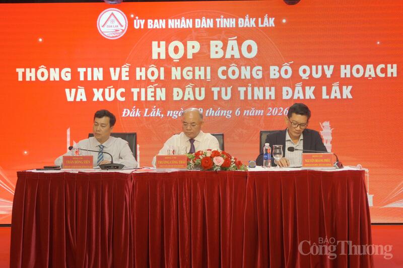 Ông Trương Công Thái, Phó Chủ tịch UBND tỉnh Đắk Lắk (ngồi giữa); ông Trần Hồng Tiến, Giám đốc Sở Văn hóa, Thể thao và Du lịch tỉnh Đắk Lắk (bìa trái) và ông Nguyễn Hoàng Phúc, Phó Giám đốc Sở Tài chính Đắk Lắk chủ trì buổi họp báo. Ảnh: Lê Sơn