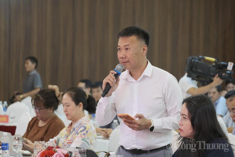 Ông Lê Hùng, Phó Giám đốc Sở Xây dựng Đắk Lắk thông tin tại buổi họp báo. Ảnh: Lê Sơn