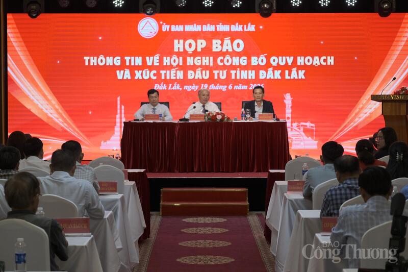 Hội nghị Công bố Quy hoạch và Xúc tiến đầu tư năm 2026, tỉnh Đắk Lắk kỳ vọng sẽ thu hút thêm nhiều dự án quy mô lớn, tạo việc làm, tăng nguồn thu ngân sách và khai thác hiệu quả các tiềm năng, lợi thế để trở thành một trong những trung tâm phát triển năng động của khu vực Tây Nguyên trong giai đoạn mới. Ảnh: Lê Sơn