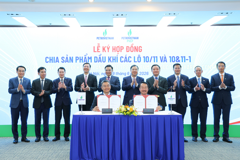 Phó Thủ tướng Thường trực Phạm Gia Túc, Bộ trưởng Bộ Công Thương Lê Mạnh Hùng cùng lãnh đạo các bộ ngành, lãnh đạo Petrovietnam chứng kiến lễ ký Hợp đồng phân chia sản phẩm Lô 10/11 và Lô 10&11-1 giữa Petrovietnam và PVEP