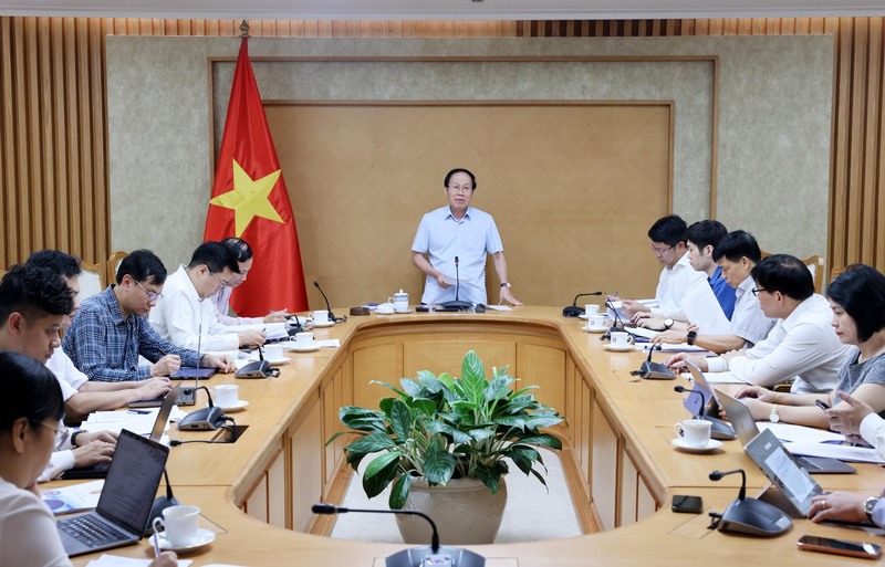 Phó Thủ tướng lưu ý cần bảo đảm bốn nguyên tắc: Xác định nguồn dữ liệu gốc; xác định trạng thái hiệu lực văn bản; phân loại dữ liệu theo mức độ mật; quy định cách xử lý khi dữ liệu sai lệch - Ảnh: VGP/Thu Sa