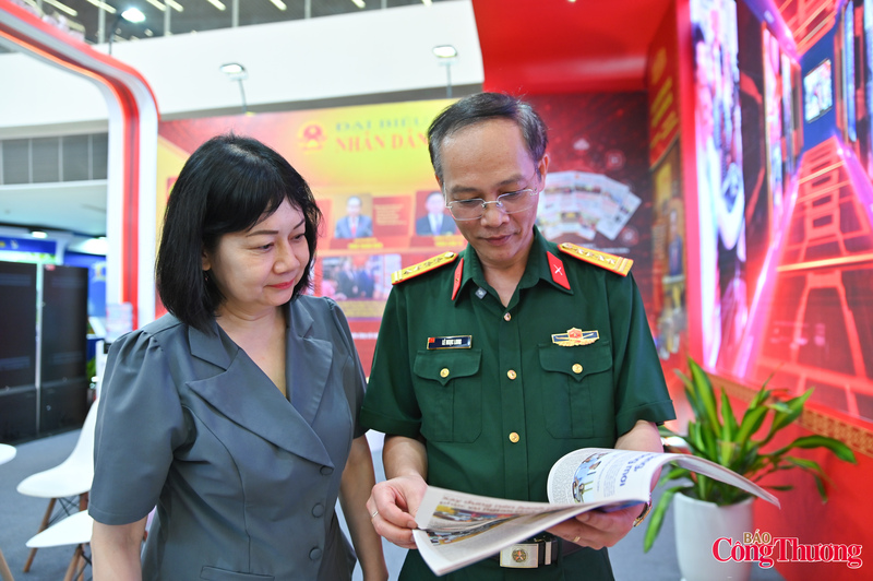 Các gian trưng bày đã sẵn sàng đón khách tham quan và phục vụ bạn đọc.