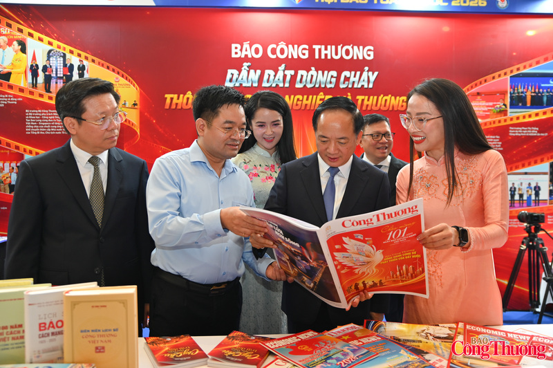 Ông Trịnh Văn Quyết, Ủy viên Bộ Chính trị, Bí thư trung ương Đảng, Trưởng Ban Tuyên giáo và Dân vận Trung ương cùng lãnh đạo Hội Nhà báo Việt Nam thăm gian trưng bày của Báo Công Thương.