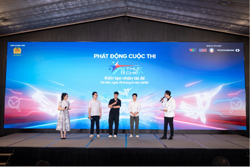 Quán quân AI Thực chiến mùa 1 "truyền lửa" và chia sẻ về học bổng “Điều kỳ diệu của Techcombank” trị giá 1 triệu USD tới các thí sinh mùa 2. Ảnh: Techcombank