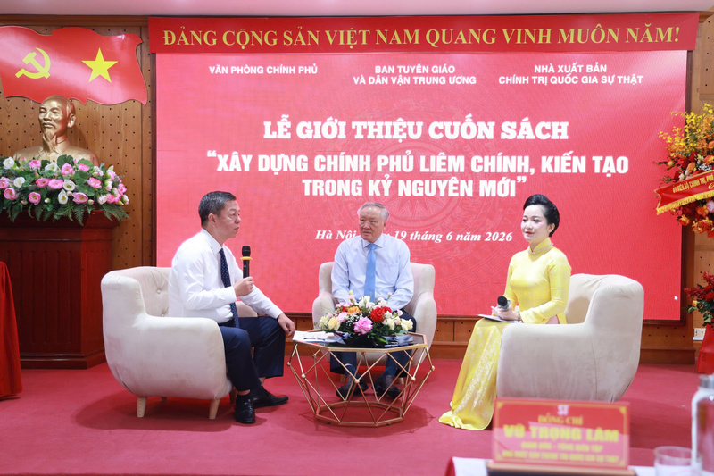 Nguyên Phó Thủ tướng Thường trực Chính phủ Nguyễn Hòa Bình giao lưu, trao đổi về những nội dung trọng tâm của cuốn sách. Ảnh: Nhà xuất bản Chính trị quốc gia Sự thật