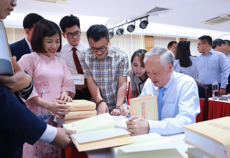 Nguyên Phó Thủ tướng Thường trực Chính phủ Nguyễn Hòa Bình ký tặng sách. Ảnh: Nhà xuất bản Chính trị quốc gia Sự thật
