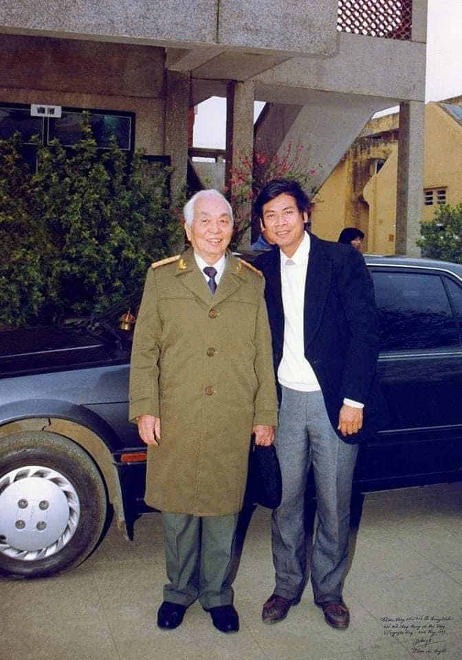 Đại tướng Võ Nguyên Giáp và Nhà báo Lê Quang Vinh (năm 1993). Ảnh: NVCC