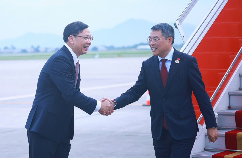 Phó Chủ nhiệm Văn phòng Chính phủ Phạm Mạnh Cường đón Thủ tướng Lê Minh Hưng tại sân bay Nội Bài - Ảnh: VGP/Nhật Bắc