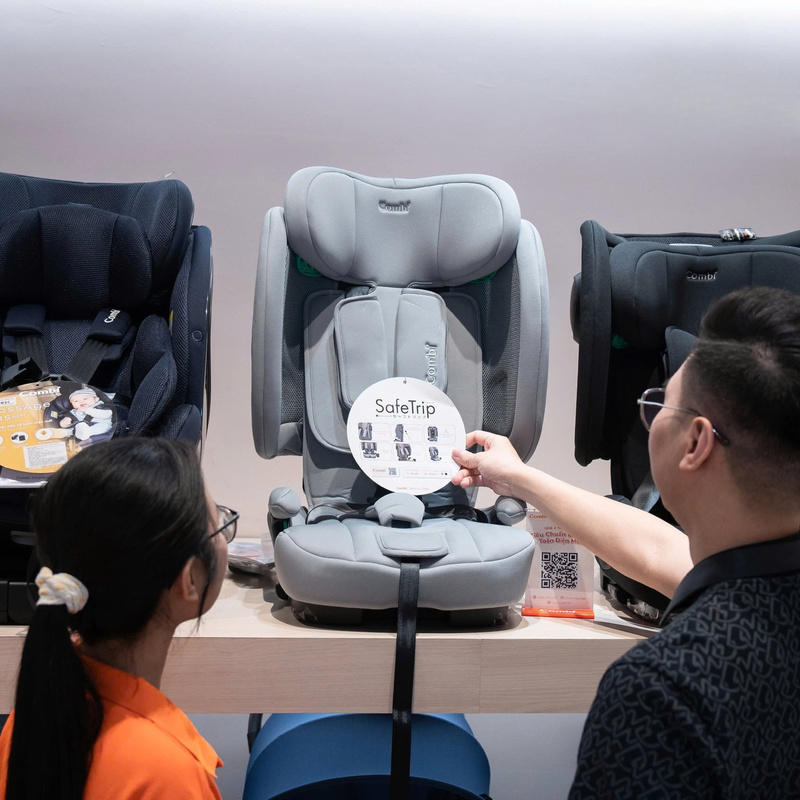 Ghế trẻ em trên ô tô được nhiều cửa hàng mẹ và bé đưa ra vị trí trưng bày nổi bật khi quy định mới sắp có hiệu lực. Ảnh: N.T