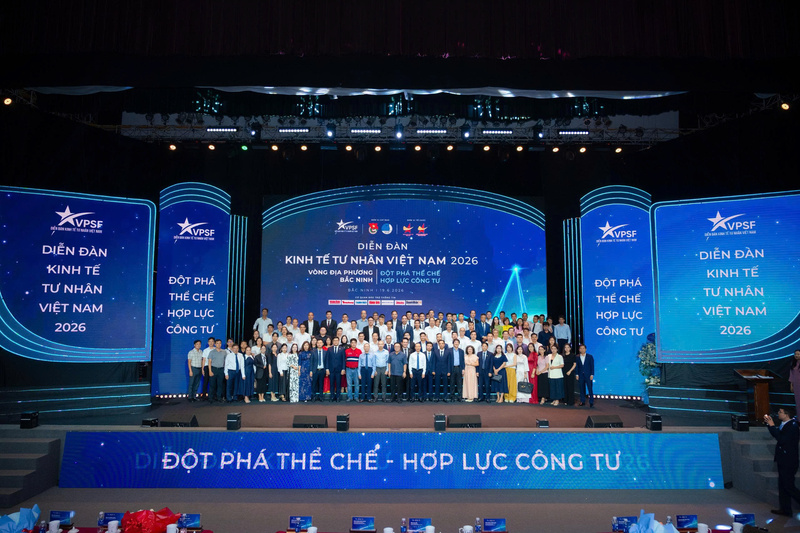 Các đại biểu chụp ảnh lưu niệm tại sự kiện