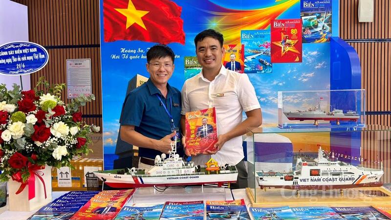 Ông Trần Tuấn Anh (bên phải) giới thiệu về không gian trưng bày của Tạp chí Biển Việt Nam. Ảnh: Nhật Chi