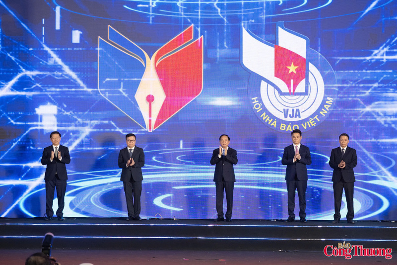 Hội Báo toàn quốc 2026 do Hội Nhà báo Việt Nam chủ trì, phối hợp với Bộ VHTTDL cùng TP.Hải Phòng tổ chức, dưới sự chỉ đạo của Ban Tuyên giáo và Dân vận T.Ư. Sự kiện quy tụ 66 đơn vị với tổng số 87 gian trưng bày được thiết kế hiện đại, mở rộng khả năng tương tác với công chúng.