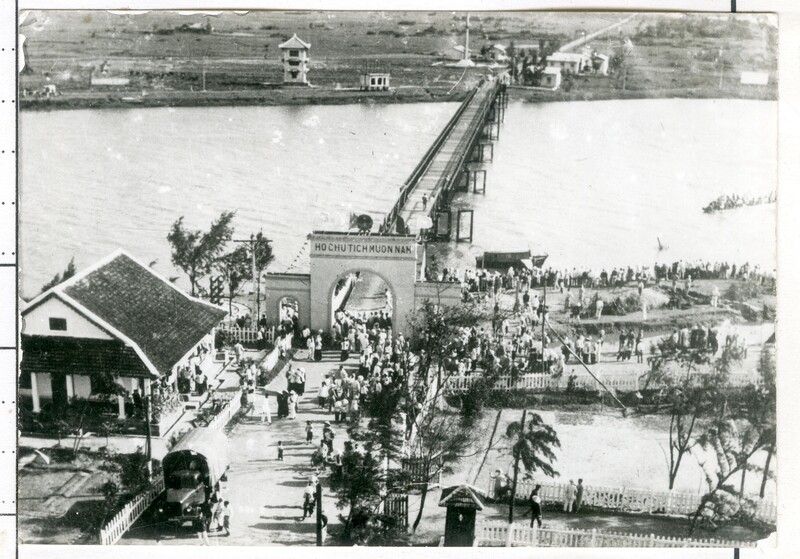 Cầu Hiền Lương (phía bờ Bắc) sau ngày hòa bình lập lại năm 1954 (nguồn ảnh: BTLSQG)