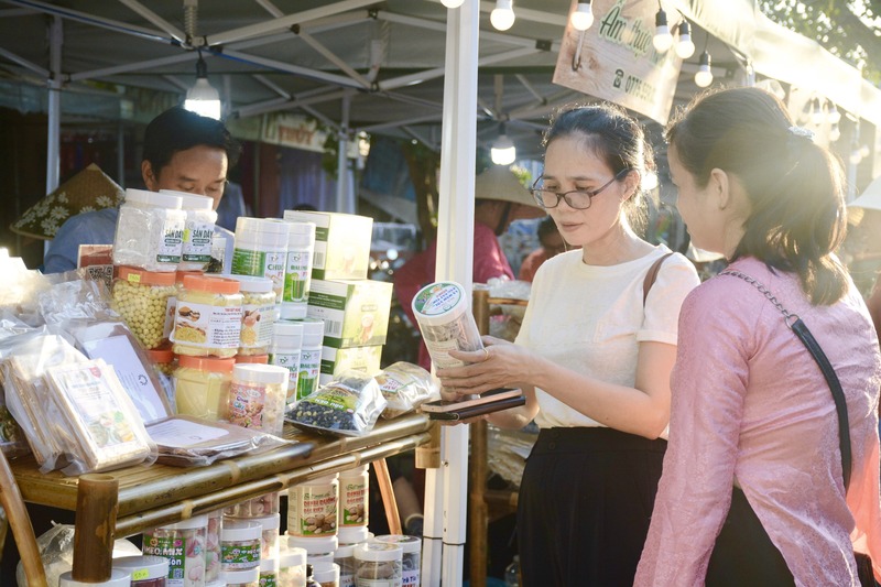 Chương trình được tổ chức theo định hướng kinh tế xanh với phương châm “không nhựa, không hóa chất”, khuyến khích sử dụng túi phân hủy sinh học, túi giấy và các sản phẩm tái chế. Ảnh: Diễm Phúc