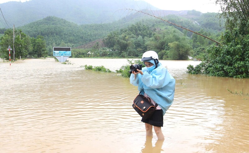 Phóng viên Báo Công Thương bám sát địa bàn, đưa thông tin chính xác, kịp thời đến độc giả. Ảnh: Vũ Lê