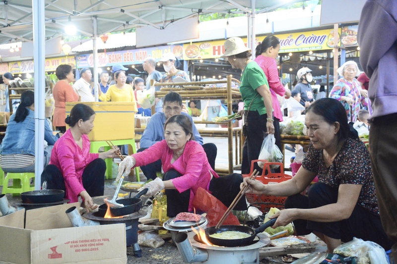 Đưa “Phiên chợ quê Hòa Vang” trở thành sản phẩm văn hóa, thương mại đặc sắc, thúc đẩy phát triển kinh tế nông thôn và du lịch cộng đồng. Ảnh: Diễm Phúc