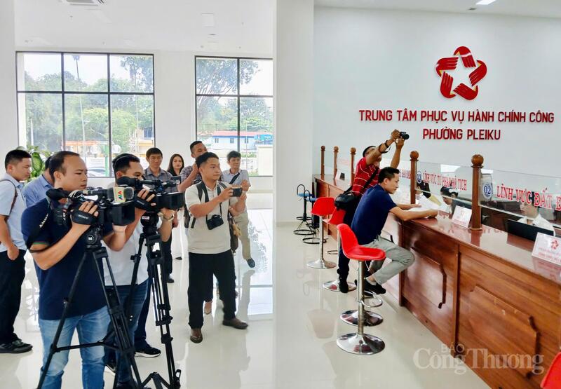 Phóng viên của các cơ quan báo chí tác nghiệp trong ngày đầu tỉnh Gia Lai vận hành thử mô hình chính quyền địa phương hai cấp. Ảnh: Hoàng Phát