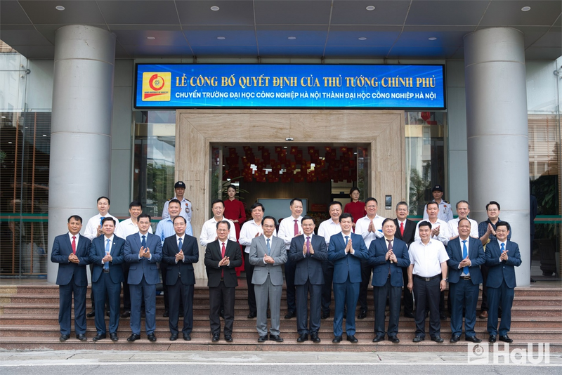 Các đại biểu chụp ảnh lưu niệm tại Lễ công bố Quyết định chuyển Trường Đại học Công nghiệp Hà Nội thành Đại học Công nghiệp Hà Nội.