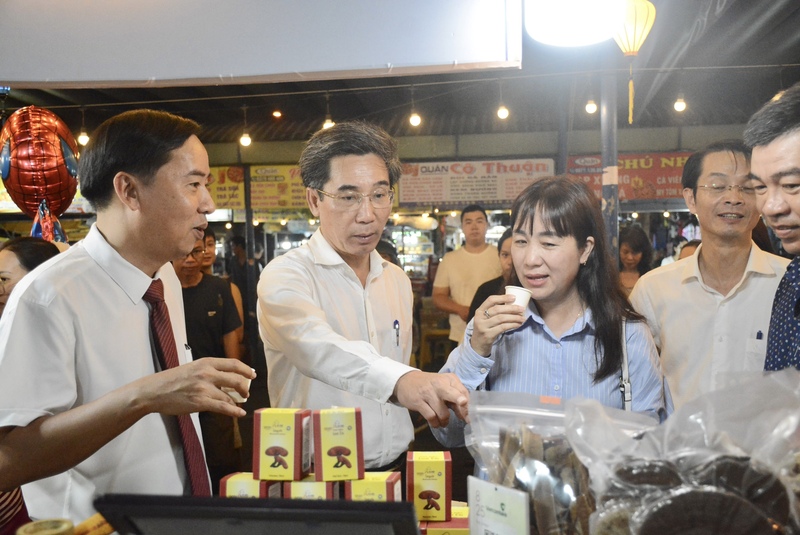 Phiên chợ quy tụ hơn 200 mặt hàng với sự tham gia của 20 gian hàng đến từ các hợp tác xã, doanh nghiệp, hộ sản xuất và chủ thể OCOP của xã Hòa Vang và 14 xã, phường lân cận. Ảnh: Diễm Phúc