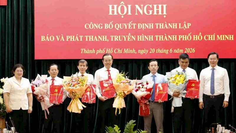 Trao quyết định bổ nhiệm Ban Giám đốc Báo và Phát thanh, Truyền hình TP. Hồ Chí Minh. Ảnh: Thành uỷ TP. Hồ Chí Minh