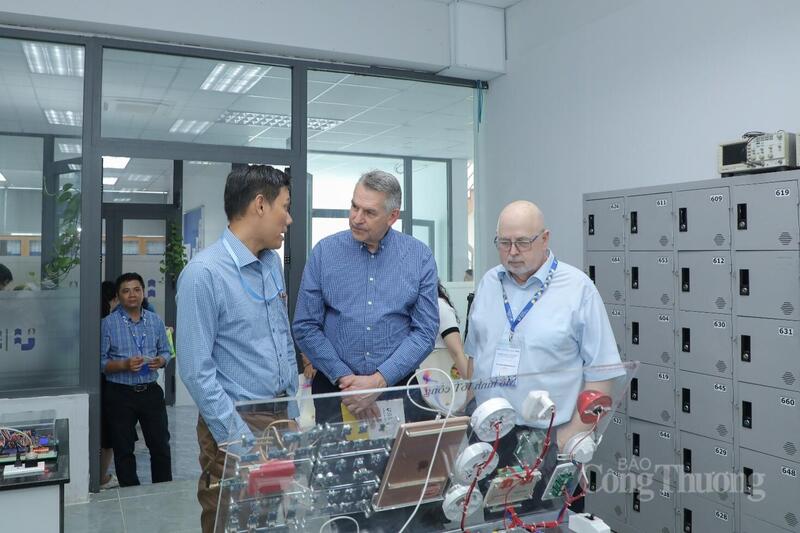 Đoàn chuyên gia tham quan cơ sở vật chất tại IUH tháng 3/2026.
