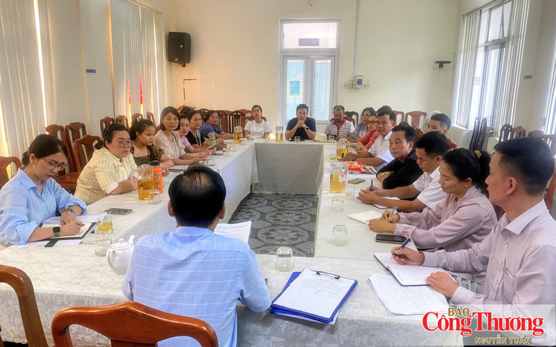 Lãnh đạo Sở Công Thương thành phố Huế trao đổi với các đơn vị, doanh nghiệp để chuẩn bị cho chương trình "Sức sống hàng Việt". Ảnh: Nguyễn Tuấn