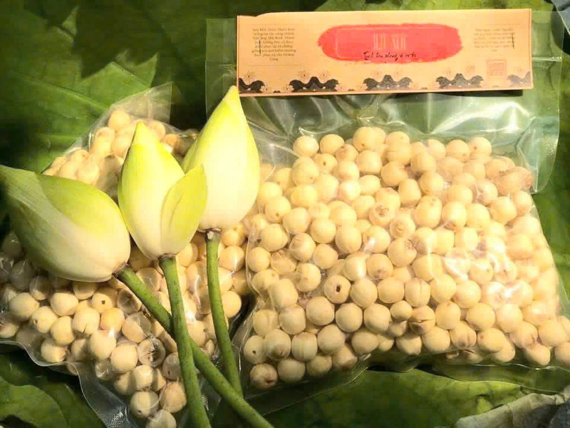 Nhiều sản phẩm đặc trưng xứ Huế như hạt sen sấy, bánh lọc, mè xửng... sẽ được trưng bày, bán trực tiếp và livestream tại chương trình "Sức sống hàng Việt". Ảnh: D. Huyền