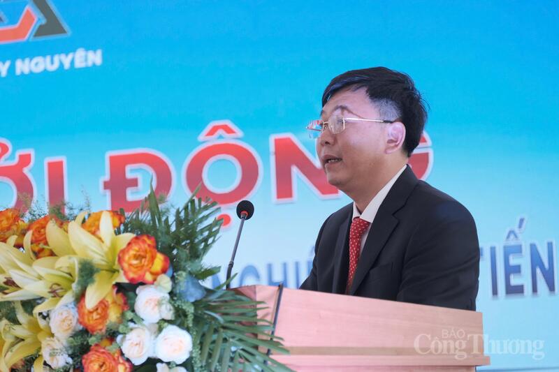 Ông Lê Anh Hùng, Chủ tịch UBND xã Tân Tiến phát biểu tại lễ khởi động. Ảnh: Lê Sơn