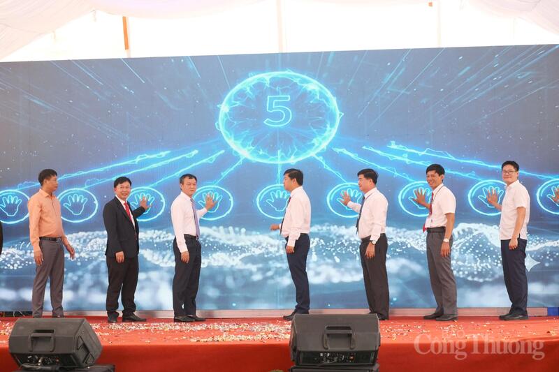 Các đại biểu thực hiện nghi thức nhấn nút khởi động dự án. Ảnh: Lê Sơn