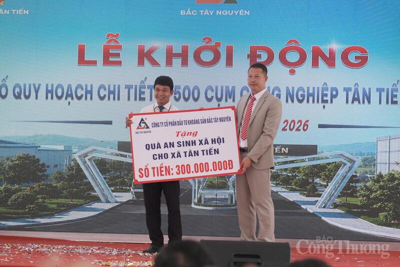 Ông Vũ Văn Luyến, Giám đốc Công ty Cổ phần Đầu tư Khoáng sản Bắc Tây Nguyên trao gói an sinh xã hội trị giá 300 triệu đồng cho xã Tân Tiến. Ảnh: Lê Sơn
