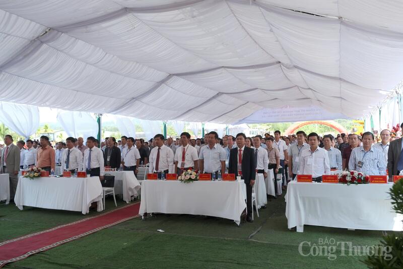 Các đại biểu thực hiện nghi lễ chào cờ. Ảnh: Lê Sơn